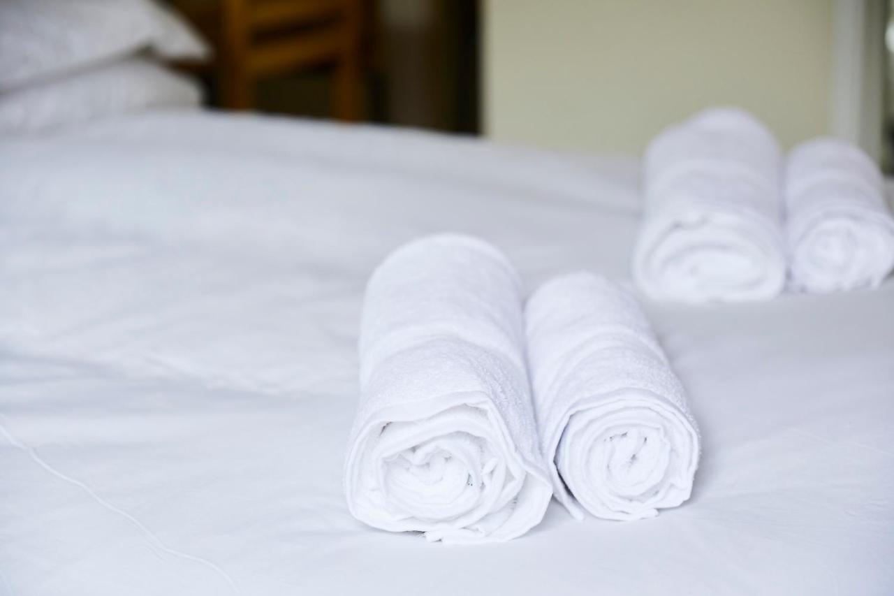 เดอะ ลอร์ด เกรนเฟล Bed & Breakfast เมเดนเฮด ภายนอก รูปภาพ Clean towels on a bed