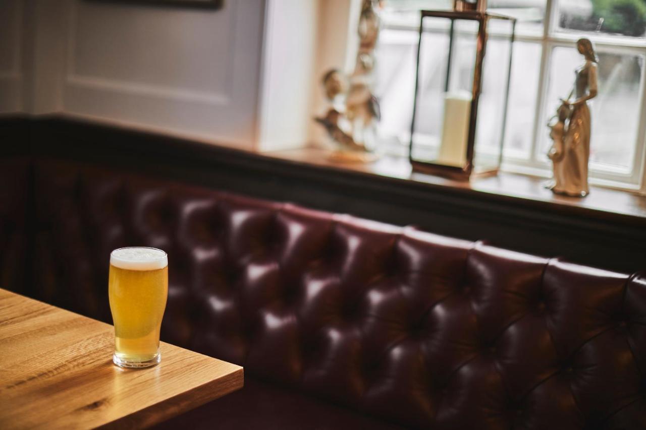 เดอะ ลอร์ด เกรนเฟล Bed & Breakfast เมเดนเฮด ภายนอก รูปภาพ The interior of the pub