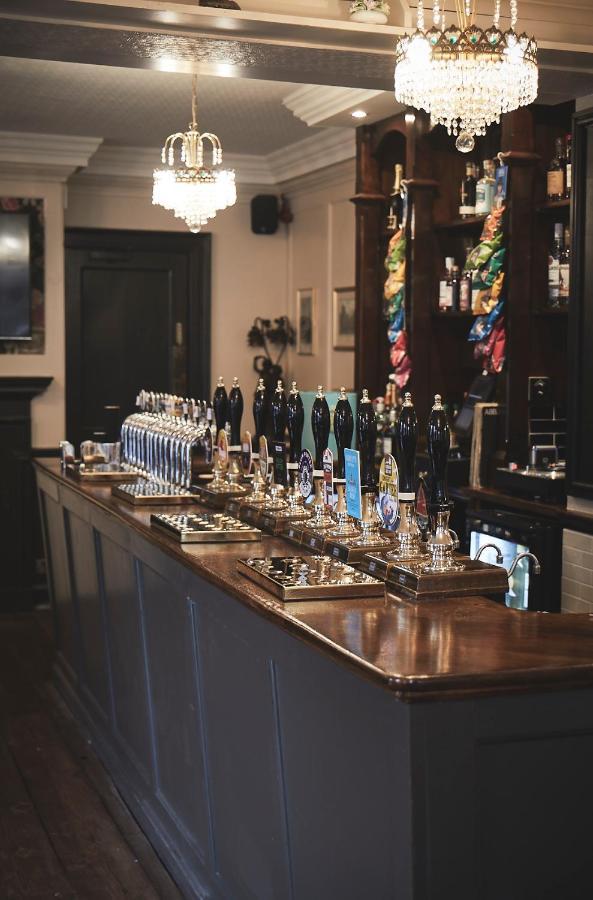 เดอะ ลอร์ด เกรนเฟล Bed & Breakfast เมเดนเฮด ภายนอก รูปภาพ The bar at the Old Red Lion