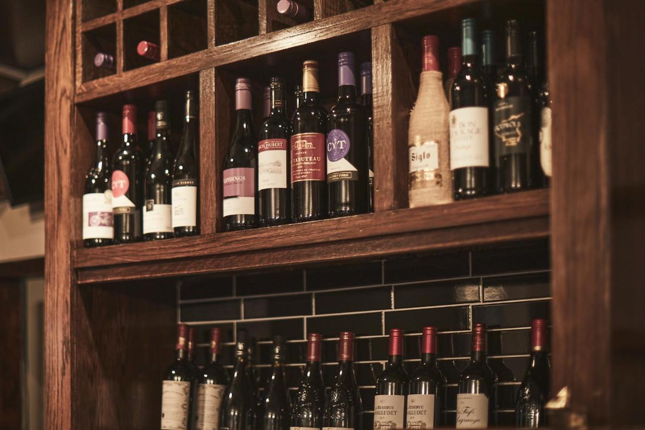 เดอะ ลอร์ด เกรนเฟล Bed & Breakfast เมเดนเฮด ภายนอก รูปภาพ Wine bottles in a wine rack