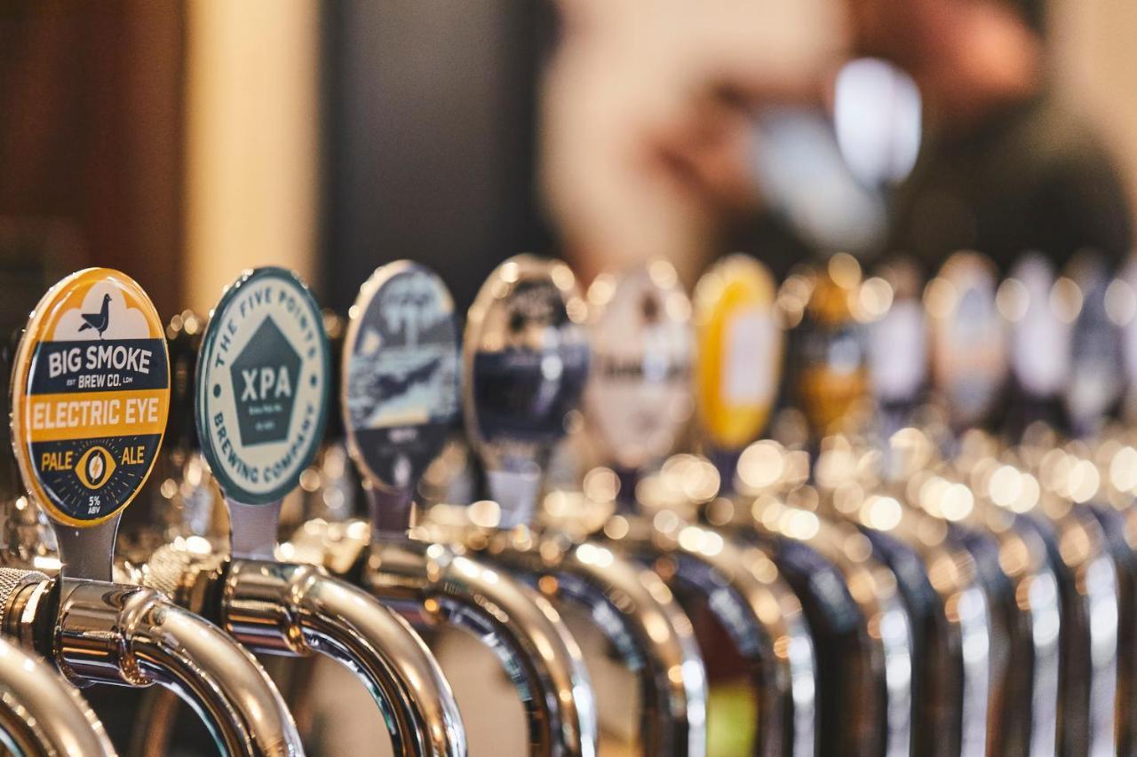 เดอะ ลอร์ด เกรนเฟล Bed & Breakfast เมเดนเฮด ภายนอก รูปภาพ Beer taps at the brewery