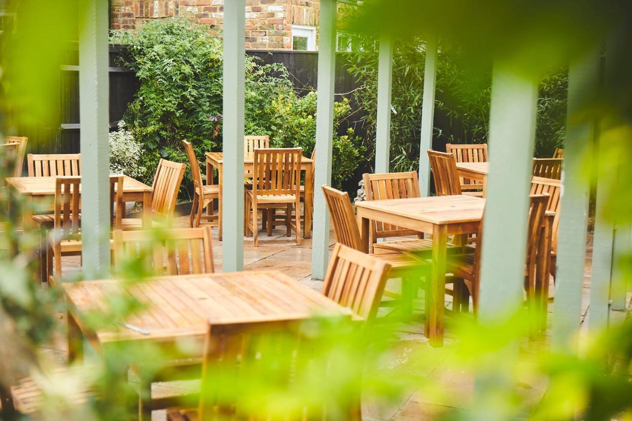 เดอะ ลอร์ด เกรนเฟล Bed & Breakfast เมเดนเฮด ภายนอก รูปภาพ The garden at The Crown