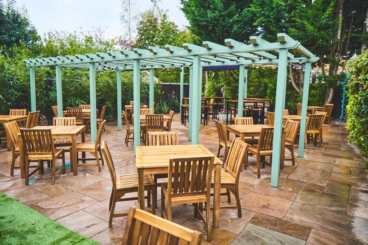เดอะ ลอร์ด เกรนเฟล Bed & Breakfast เมเดนเฮด ภายนอก รูปภาพ The pergola at the rear of the pub